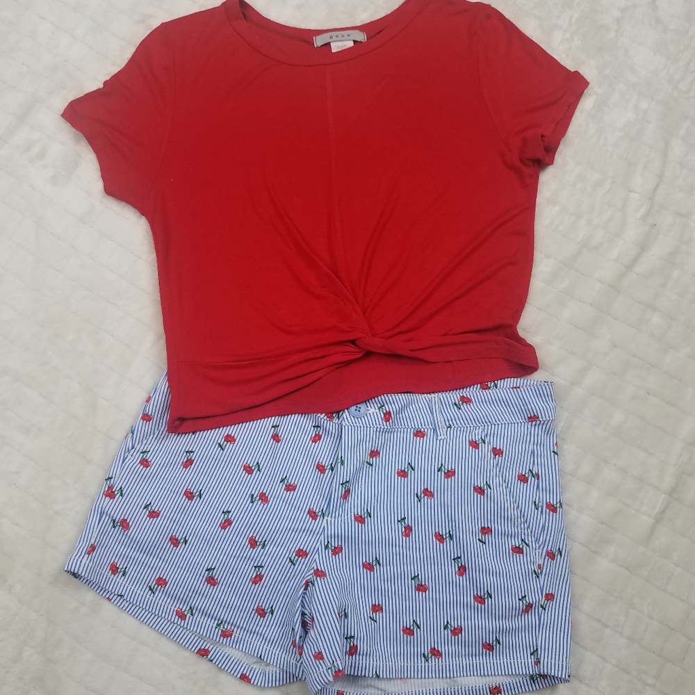 GAZE Slightly Cropped Twist Top Sz S